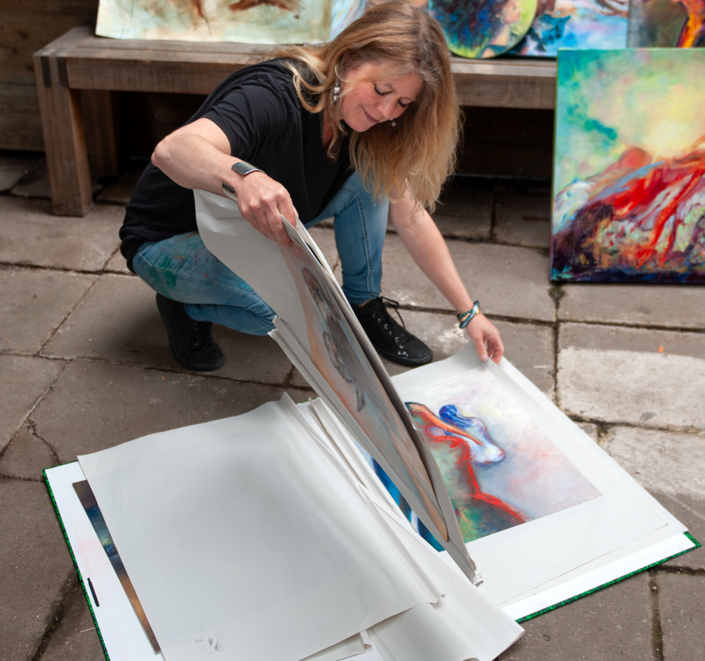 Dutch contemporary artist LACE Ruig is preparing her artworks . 