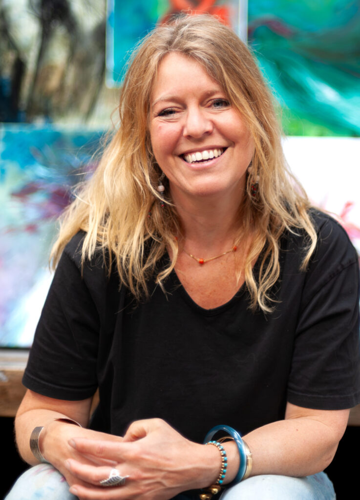 Leonoor Ruigrok - Dutch female contemporary artist in her art studio.