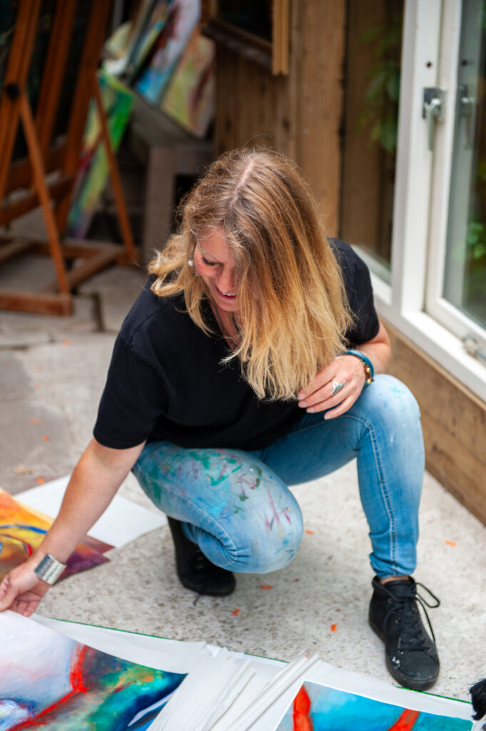 Outdoor studio - Holland - Dutch artist - Leonoor Ruigrok - selecting art works for exhibition - 2025