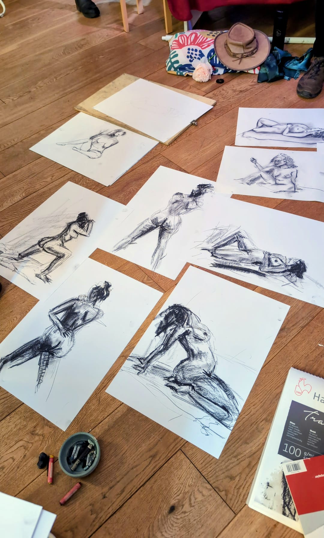 life drawing session amsterdam - 4bidgallery - charcoal drawings - Charcoal study, studio tools and painting details from Leonoor Ruigrok archive