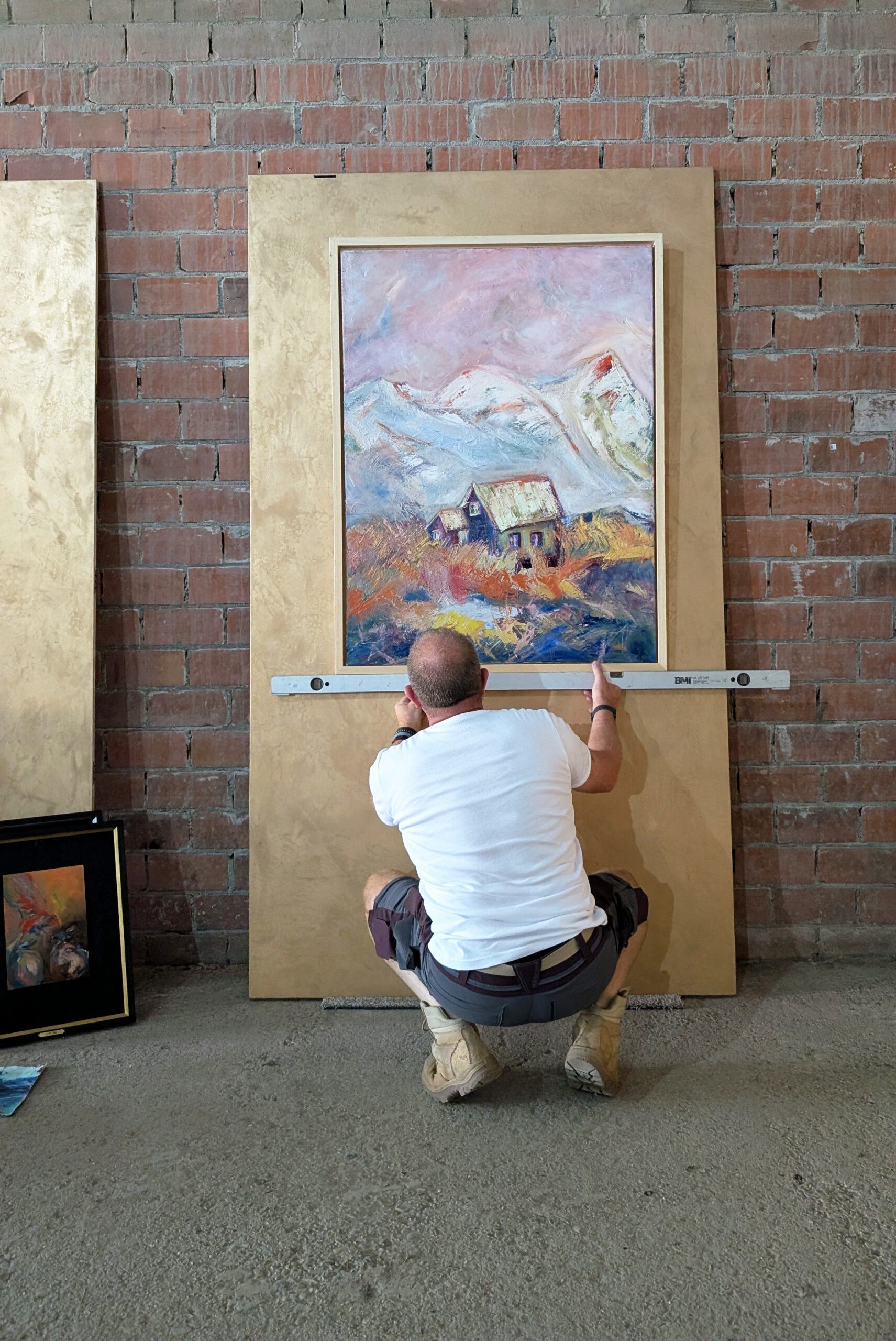 Kunstschouw Zeeland - installing and preparing art booth from Leonoor Ruigrok, with lights