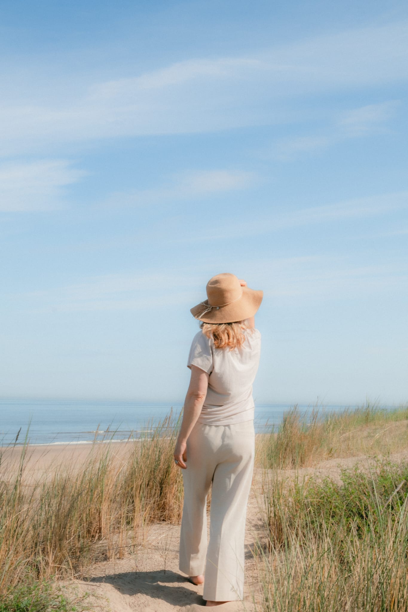 Contemporary artist Leonoor Ruigrok walking barefoot through the dunes while reflecting on focus, freedom and artistic process.Noordwijk