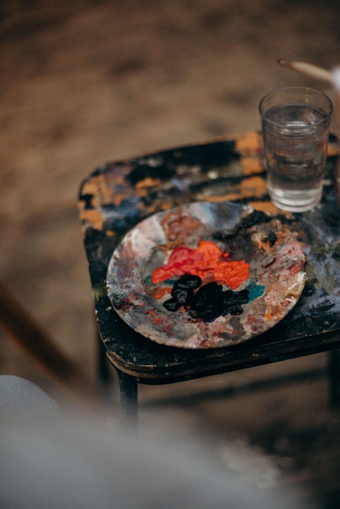 Artist palette with oil paint in the studio of Leonoor Ruigrok, part of the practice behind buying art directly from the artist